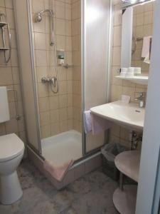 A bathroom at Waldpension Mück
