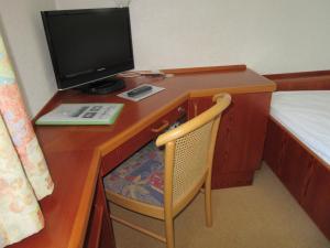 A television and/or entertainment centre at Waldpension Mück