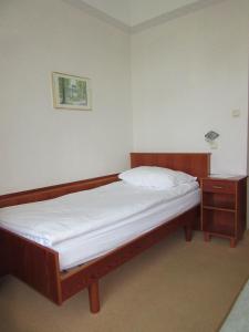A bed or beds in a room at Waldpension Mück