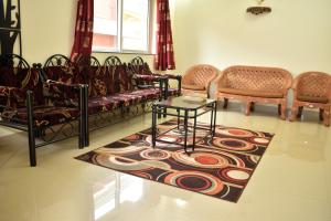 een woonkamer met banken en een tafel en een tapijt bij Beach Retreat Villa in Varca