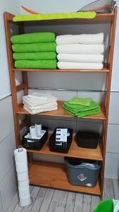 een plank met handdoeken en andere artikelen erop bij casa quintana in Arinaga
