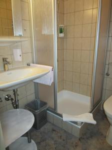 A bathroom at Waldpension Mück