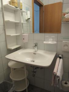 A bathroom at Waldpension Mück