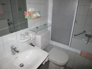A bathroom at Waldpension Mück