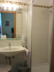 A bathroom at Waldpension Mück