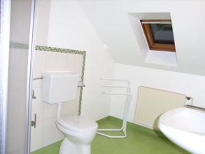 A bathroom at Waldpension Mück