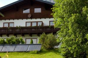 een huis met een balkon er bovenop bij Kulmblick in Ramsau am Dachstein