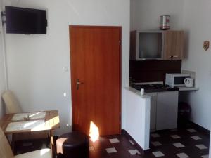 una camera con porta e una cucina con forno a microonde di Adriatica Apartments a Škrljevo