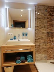 ein Bad mit einem Waschbecken und einem Spiegel in der Unterkunft Haus Monika in Oetz