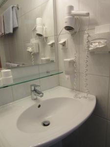 A bathroom at Waldpension Mück