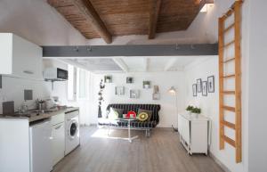 een keuken en een woonkamer met een wasmachine en droger bij GregBnb-com - Filet suspendu ! - PARKING INCLUS - CLIMATISÉ - WIFI -15min Gare in Toulon