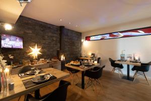 un restaurante con mesas y sillas en una habitación en B&B Montenakerhof en Riemst