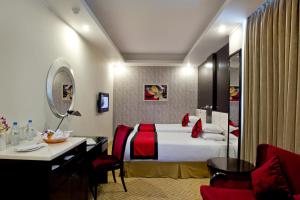 A bed or beds in a room at INNOTEL BATON ROUGE - A Luxury Collection Hotel