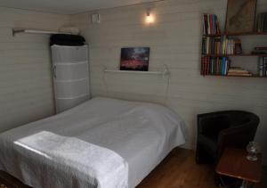 Un pat sau paturi într-o cameră la Room In Ekestad