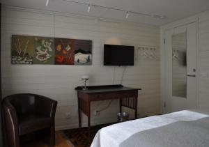 TV a/nebo společenská místnost v ubytování Room In Ekestad