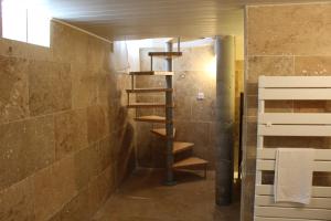 ラ・セーヌ・シュル・メールにあるResidence Villa Angeのバスルーム(木製の階段付きのシャワー付)が備わります。