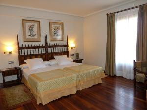 A bed or beds in a room at Parador de Calahorra