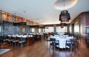 a dining room with tables and chairs in a restaurant at Dedeman Zonguldak in Zonguldak