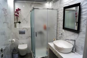 Et badeværelse på Melody Apartments + 38 billeder