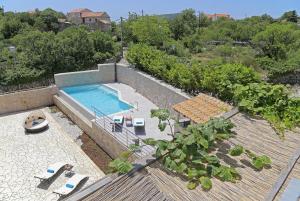 una vista sul tetto di una piscina in cima a una casa di Apartment Moretić a Gromača