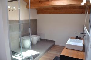 een badkamer met een glazen douche en een wastafel bij Eleven in Siracusa