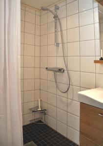 La salle de bains est pourvue d'une douche avec un pommeau de douche. dans l'établissement Room In Ekestad, à Ekestad