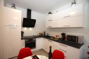 Kuchyň nebo kuchyňský kout v ubytování Apartment West