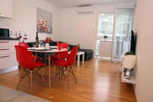 Kuchyň nebo kuchyňský kout v ubytování Apartment West