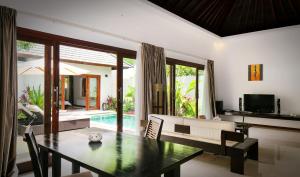 Una televisión o centro de entretenimiento en Kebun Villas & Resort