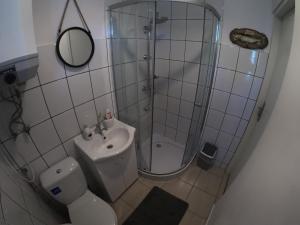 a bathroom with a shower and a toilet and a sink at Mazurska Kwatera-Rezerwat Fuledzki Róg in Giżycko +21 photos
