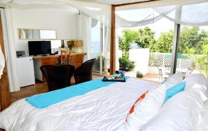 a bedroom with a bed with a view of the ocean at Villa Cleavage in Simpson Bay