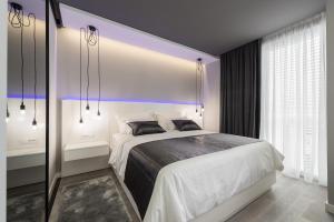 1 dormitorio con 1 cama grande con iluminación púrpura en Artis accommodation, en Zadar