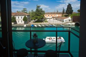 Utsikt mot bassenget på Voltoni Luxury Home eller i nærheten