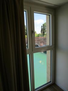 Utsikt mot bassenget på Voltoni Luxury Home eller i nærheten