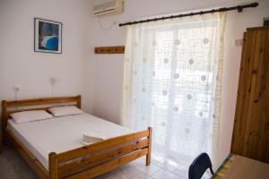 Кровать или кровати в номере Orfeas Rooms