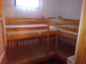 Poschodová posteľ alebo postele v izbe v ubytovaní Csalavér-Vendégvadászház