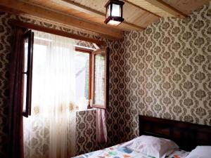 una camera da letto con un letto e una finestra di Guesthouse Luka a Martvili
