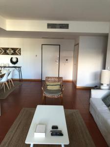 ヴィラモウラにあるVilamoura - Apartamento Luxo Praia e Golfのリビングルーム(白いソファ、テーブル付)