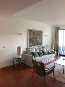 ヴィラモウラにあるVilamoura - Apartamento Luxo Praia e Golfのリビングルーム(ソファ、テーブル付)