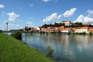 Blick auf einen Fluss mit einer Stadt im Hintergrund in der Unterkunft Casino & Hotel ADMIRAL Ptuj in Ptuj