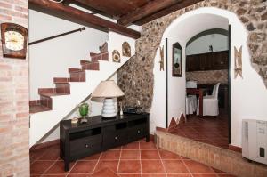 uma escada numa casa com uma sala de estar em B&B La Mimosa em San Pietro
