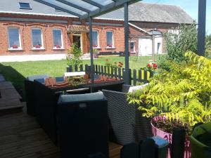 a patio with plants and a pergola at Le Havre de Samara in Nurlu