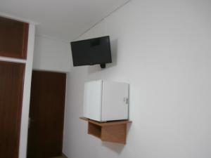 telewizor z płaskim ekranem na ścianie w pokoju w obiekcie Hotel Aris w mieście Methoni