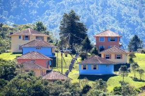 a group of houses on top of a hill at Villas da Bocaina in Bananal