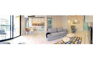 een woonkamer met een bank en een tafel bij New central 2BR apartment 100m-to-beach free parking in Fuengirola