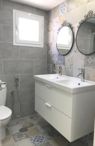 Bathroom sa New central 2BR apartment 100m-to-beach free parking