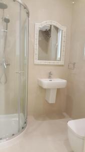 Un baño blanco con lavabo y ducha. en Ivory Suite Valletta, en La Valeta 16 fotos más