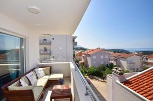 a balcony with a couch and a table at Apartment Ricca Seaview in Makarska