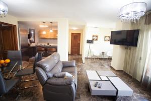 Apartment on Bautista Lafora 2 في أليكانتي: غرفة معيشة مع أريكة وطاولة