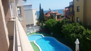 The swimming pool at or close to Aparthotel Lucky Family